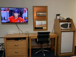 TV a/nebo společenská místnost v ubytování Westway Inn Motel