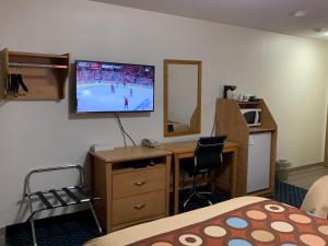 TV a/nebo společenská místnost v ubytování Westway Inn Motel