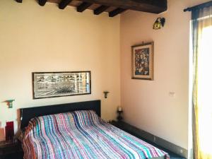 A bed or beds in a room at UMBRIA, "Casa Sagrantina" con PISCINA e pergolato Még 37 kép