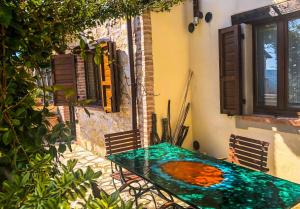 A garden outside UMBRIA, "Casa Sagrantina" con PISCINA e pergolato