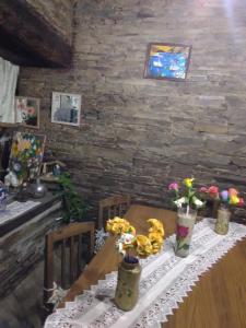 a table with flowers on it in a room at A Fonte das Bodas in Samos