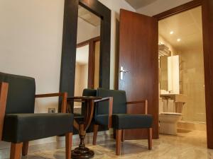 een kamer met stoelen en een tafel en een badkamer bij Ramon Berenguer IV in Lleida +27 foto's