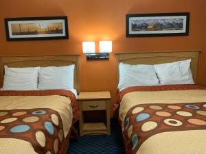 Postel nebo postele na pokoji v ubytování Westway Inn Motel