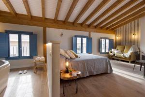 a bedroom with a bed and a living room with a tub at El Mirador de Eloísa in Rodezno