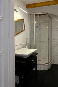 un baño con lavabo y ducha en Pałac Krzykosy, en Krzykosy