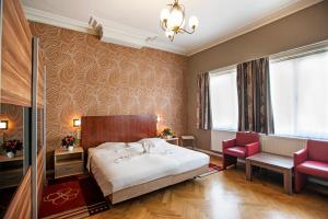 - une chambre avec un lit et deux chaises rouges dans l'établissement Hotel Cathedral, à Gand