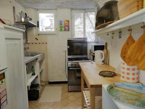 een keuken met een fornuis en een aanrechtblad bij APPARTAMENTO CON GIARDINO, TERRAZZO e GARAGE A DUE PASSI DAL MARE e DALLE CINQUETERRE in Levanto