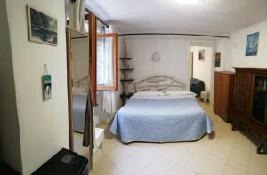 een slaapkamer met een bed en een spiegel bij APPARTAMENTO CON GIARDINO, TERRAZZO e GARAGE A DUE PASSI DAL MARE e DALLE CINQUETERRE in Levanto