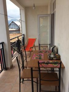 Cozy Guest House in Old Batumi的阳台或露台