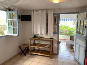 een woonkamer met een tafel en een raam bij LOCBIR in Le Diamant