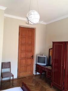 Cozy Guest House in Old Batumi的电视和/或娱乐中心