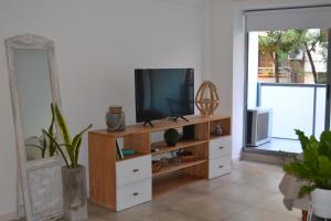 salon z telewizorem w drewnianym centrum rozrywki w obiekcie APT New Studio Palermo w BuenosAires