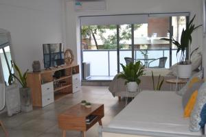 una sala de estar con un sofá y una mesa en APT New Studio Palermo, en Buenos Aires
