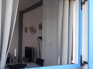 TV a/nebo společenská místnost v ubytování NAMA Beach house
