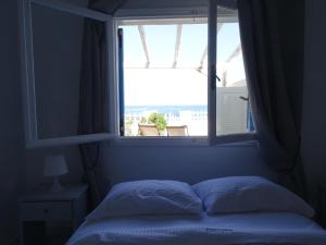Katil atau katil-katil dalam bilik di NAMA Beach house