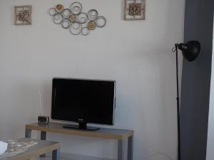TV a/nebo společenská místnost v ubytování NAMA Beach house