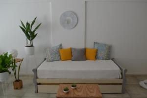 sypialnia z łóżkiem z żółtymi poduszkami i stołem w obiekcie APT New Studio Palermo w BuenosAires
