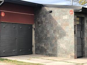 duas portas de garagem ao lado de um edifício em Santa Rita em San Rafael