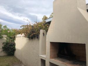 una chimenea en el lateral de un edificio blanco en Santa Rita en San Rafael