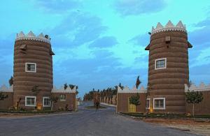 duas torres no meio de uma estrada em Al Malfa Resort em Unayzah