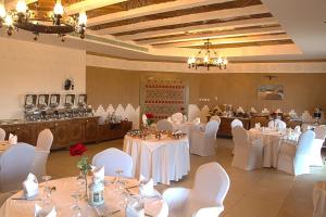 Al Malfa Resort tesisinde bir restoran veya yemek mekanı