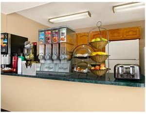 una cocina con cestas de fruta en una barra en Ramada Limited - Columbia, en Columbia