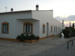 ein weißes Gebäude mit einigen Pflanzen davor in der Unterkunft Hotel Pulo do Lobo in Serpa