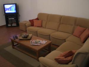 ein Wohnzimmer mit Sofa und Couchtisch in der Unterkunft Hotel Pulo do Lobo in Serpa