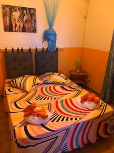 Un dormitorio con una cama con toallas. en Appt La Rose du Désert, en Terre-de-Haut