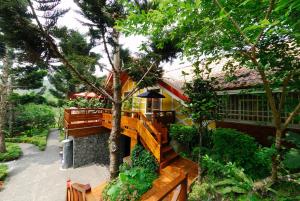 Taman di luar Shinmingshan Holiday Inn
