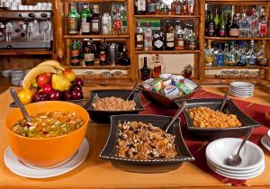 un buffet con tazones de comida en un mostrador en Hostería Cumbres Blancas en Esquel