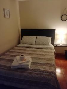 Una habitación de hotel con una cama con una toalla. en Lopez House, en Lima