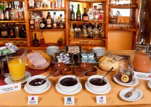 una mesa cubierta con platos de comida y bebida en Hostería Cumbres Blancas en Esquel