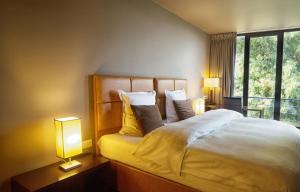 Tempat tidur dalam kamar di Hotel The Neufchatel