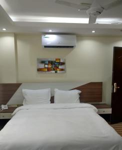 Ein Bett oder Betten in einem Zimmer der Unterkunft F & H Hotel