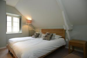 Llit o llits en una habitació de La Ferme des Mares, Demeures & Châteaux