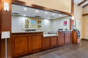 una hall con una zona di attesa con un grande specchio di Comfort Suites Downtown a Orlando