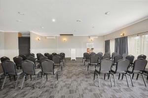 a room with a bunch of chairs in it at Toowoomba Motel & Events Centre in Toowoomba