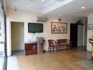 a living room with a tv and a table and chairs at FULLY HOTEL JOHOR JAYA in Johor Bahru