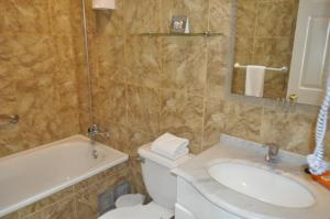 Koupelna v ubytování Hotel Serena Suite