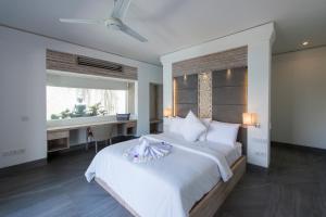 Un pat sau paturi într-o cameră la Villa Coral Lembongan
