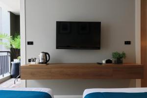 Μια τηλεόραση ή/και κέντρο ψυχαγωγίας στο B Stay Hotel