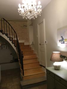 un couloir avec un escalier et un lustre dans l'établissement La Maison d'Hautefeuille, à Boulogne-sur-Mer