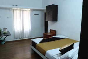 Giường trong phòng chung tại Munnar Heritage Cottage