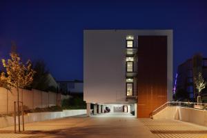 un edificio con una torre iluminada por la noche en Hotel Otterbach, en Bietigheim-Bissingen