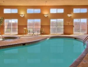 - une grande piscine dans un grand bâtiment dans l'établissement Days Inn & Suites by Wyndham Lordsburg, à Lordsburg
