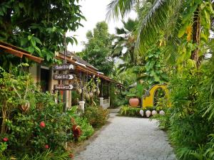 Puutarhaa majoituspaikan Bangtao Beach Chalet Resort ulkopuolella