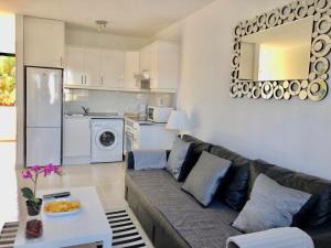 a living room with a couch and a kitchen at Apt BARLOVENTO. Near the beach in Tías