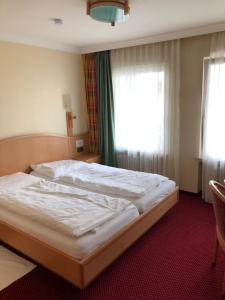 Кровать или кровати в номере Hotel Pflieger