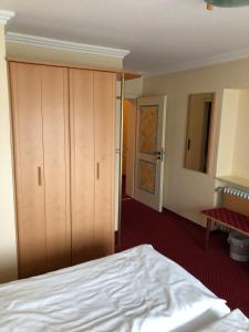 Postel nebo postele na pokoji v ubytování Hotel Pflieger